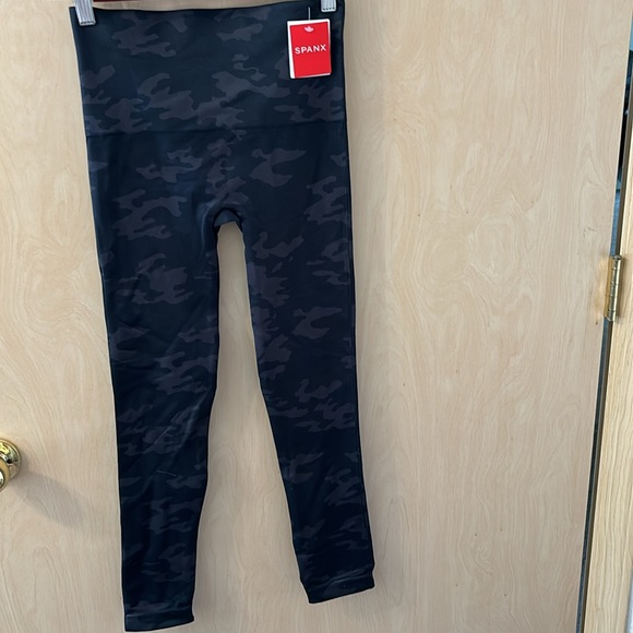 NWT Spanx Look At Me Now Leggings. Black Camo. Size Medium. - Picture 2 of 4